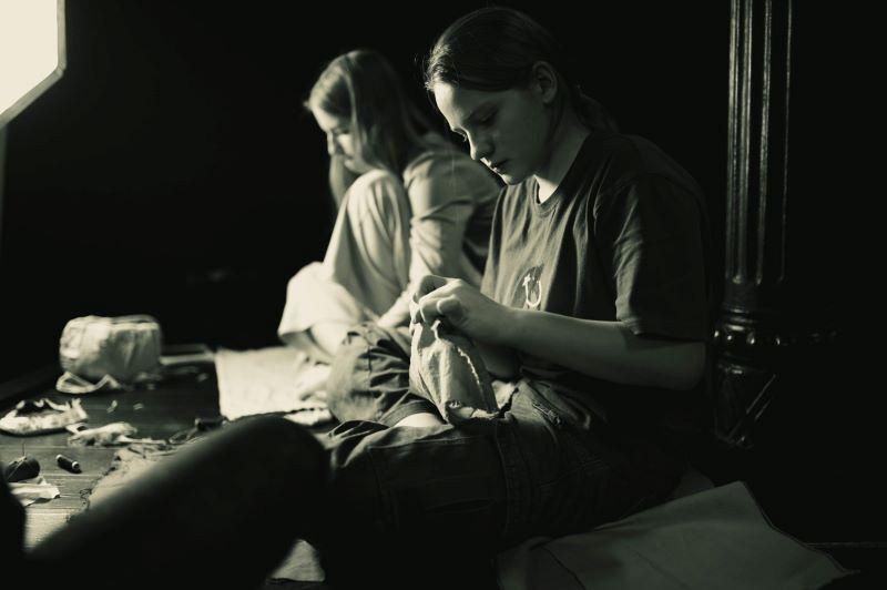 Театр Лес мастерит не только спектакли, но и афиши для своих спектаклей, и реквизит, и декорации.