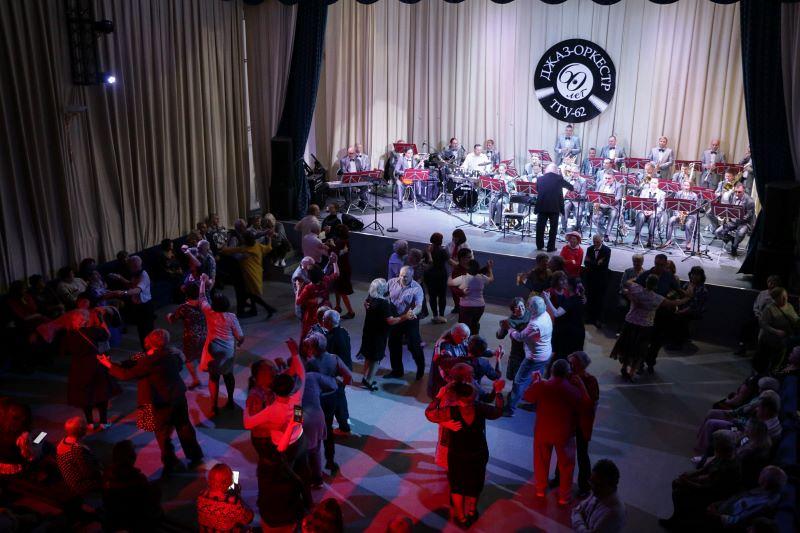 Танцевальный вечер в ДК «Маяк» прошёл при полном аншлаге.