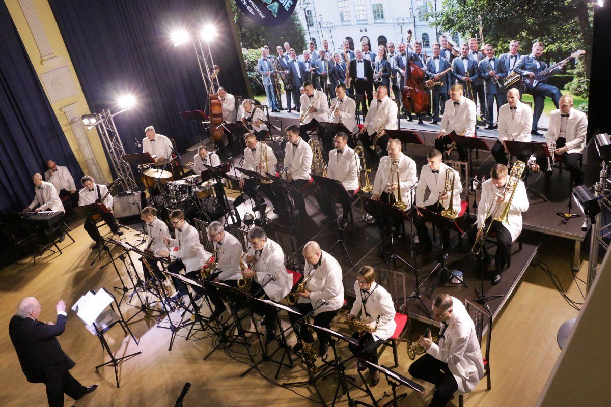 Джаз‑оркестр «ТГУ‑62» поздравил женщин с 8 Марта серией весенних концертов.