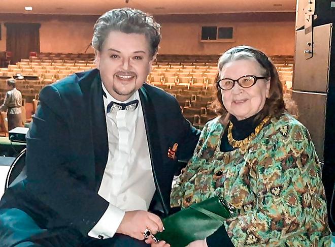 Николай Ерохин встретился с художественным руководителем театра фольклора «Разноцветье» Галиной Дробышевской.