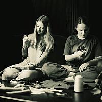 Театр Лес мастерит не только спектакли, но и афиши для своих спектаклей, и реквизит, и декорации.