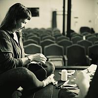 Театр Лес мастерит не только спектакли, но и афиши для своих спектаклей, и реквизит, и декорации.