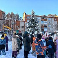 В с. Тимирязевское развернулась самая настоящая снежная битва за сладкие подарки от, наконец, пришедшего в этом году деда Мороза.