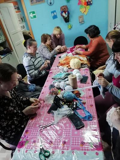 в ДК Тимирязевский прошла серия мастер-классов по вязанию крючком ковриков из ненужных вещей для воинов зоны СВО.