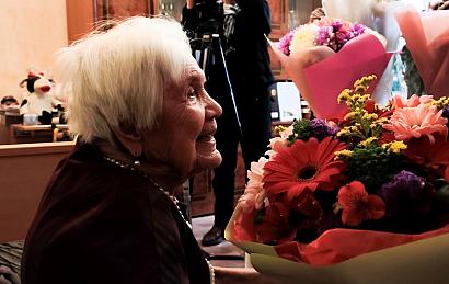 Ветерана Татьяну Фёдоровну Кронцеву поздравили артисты МТФ 