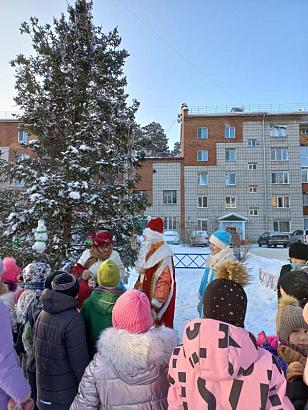 Главный новогодний волшебник вместе с внучкой и девушкой Ягой пришли на ул.Путевую в с.Тимирязевское,чтобы нарядить дворовую елку!