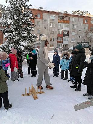 В с. Тимирязевское развернулась самая настоящая снежная битва за сладкие подарки от, наконец, пришедшего в этом году деда Мороза.