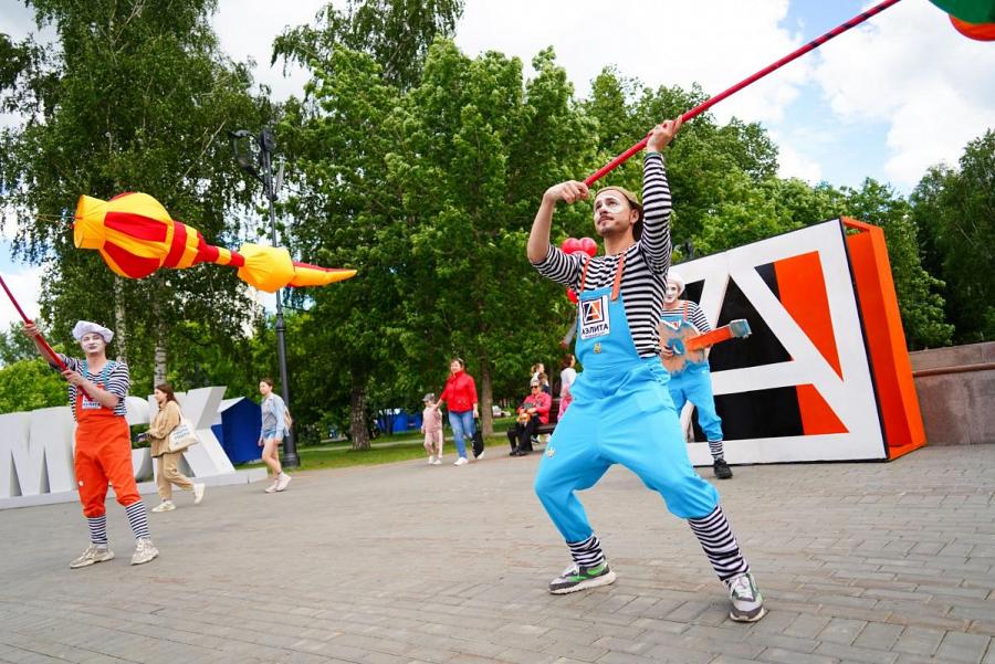 1 июня на площади «Ново-Соборная» состоялся фестиваль детского творчества «Город Затей»